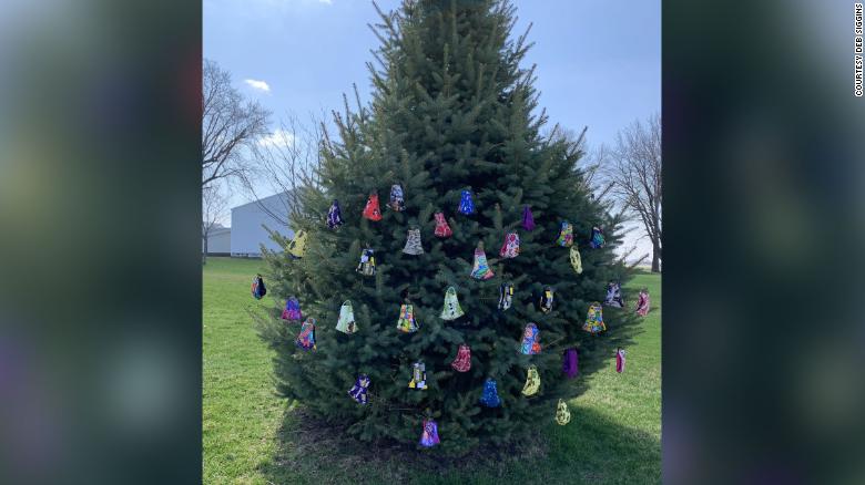 This Woman Makes Face Masks And Hangs Them On A ‘Giving Tree’ For People To Take For Free