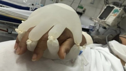 Nurses Are Making Warm Gloves For Covid Patients To Mimic Human Contact And My Heart Is Full