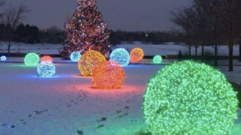 People Are Making Lighted Christmas Balls Out of Chicken Wire For The Holidays and They Look So Festive
