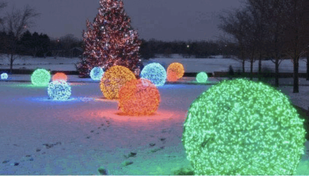 People Are Making Lighted Christmas Balls Out of Chicken Wire For The Holidays and They Look So Festive