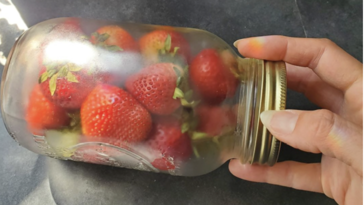 Did You Know If You Store Strawberries In A Glass Jar They’ll Last For Weeks?