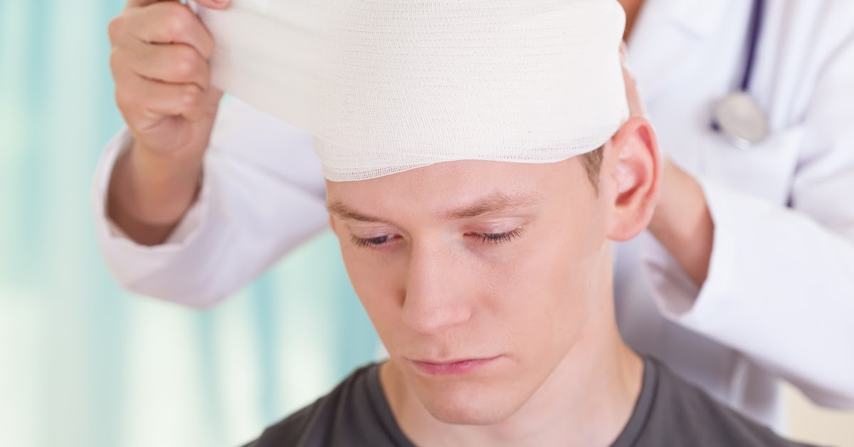 Doctors Are Sharing What to Do and What Not to Do When You Hit Your Head