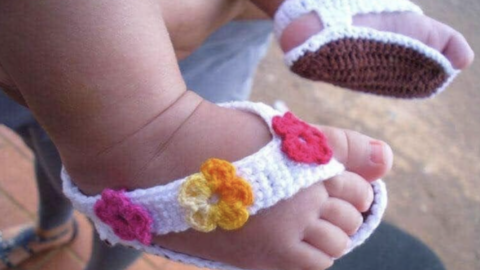 These Adorable Crocheted Baby Sandals Will Make You Baby Hungry