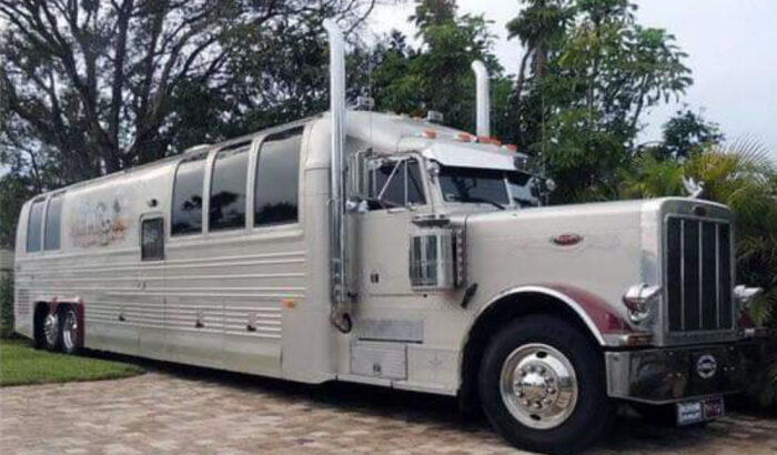This Old Trailer Truck Turned Into A Luxurious Tiny Home Is Pure Goals