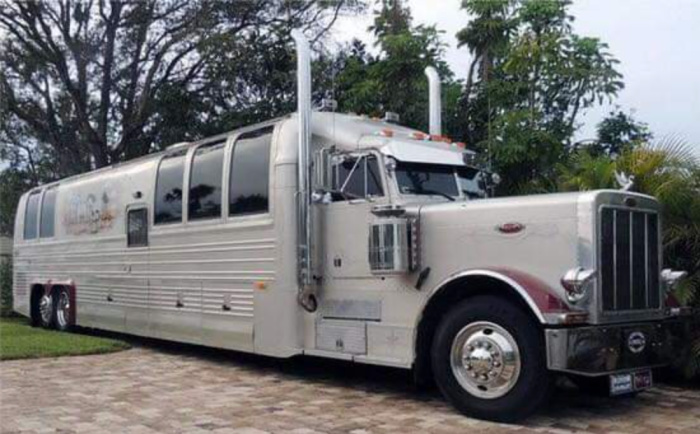 This Old Trailer Truck Turned Into A Luxurious Tiny Home Is Pure Goals