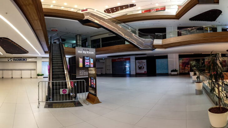 People Are Saying GenX Retirement Homes Should Be in Abandoned Malls and It Sounds Like Heaven on Earth