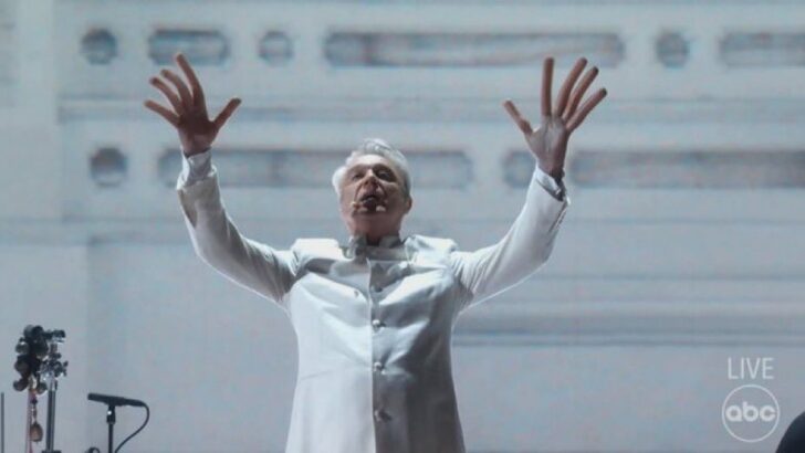 David Byrne Performed at The Oscars with ‘Hot Dog Fingers’ and People Are Freaking Out