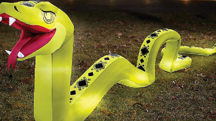 You Can Get A 20-Foot Inflatable Snake To Put In Your Yard For Halloween
