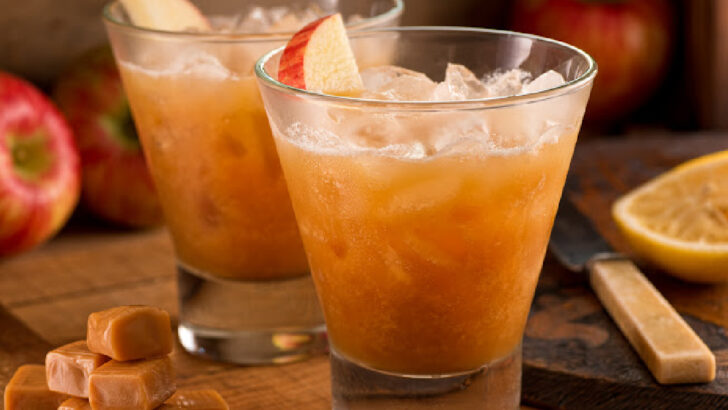 This Peanut Caramel Apple Cocktail Is Perfect For Fall