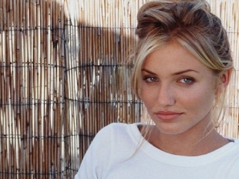Skinny ’90s Eyebrows Are Back and Mama Would Be Proud