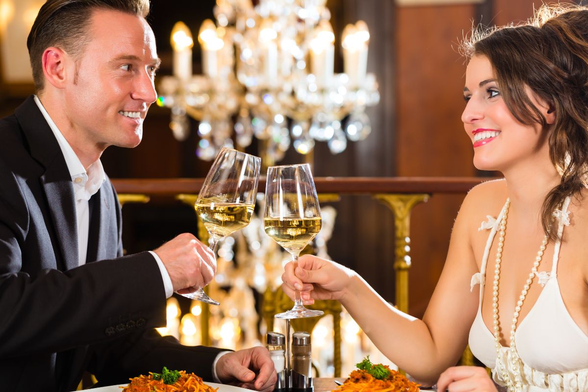 couple on a fancy date cheering champange