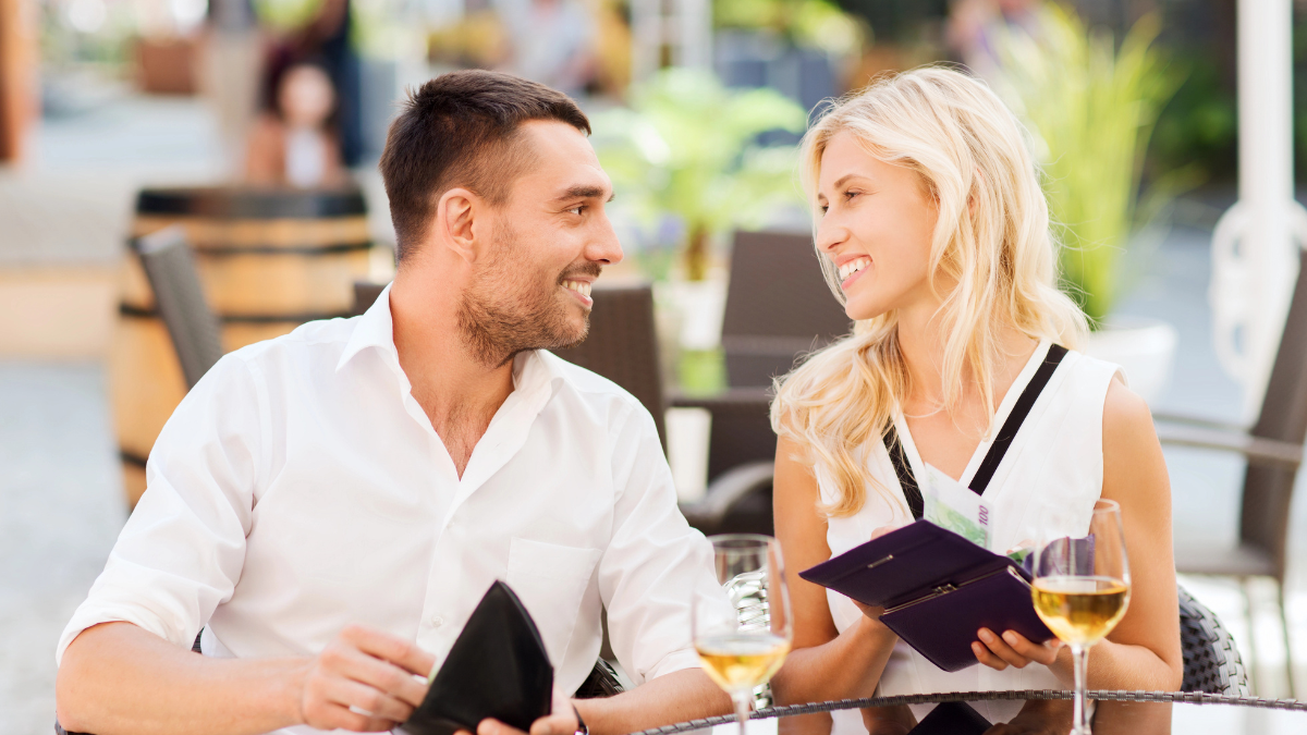 couple paying for dinner