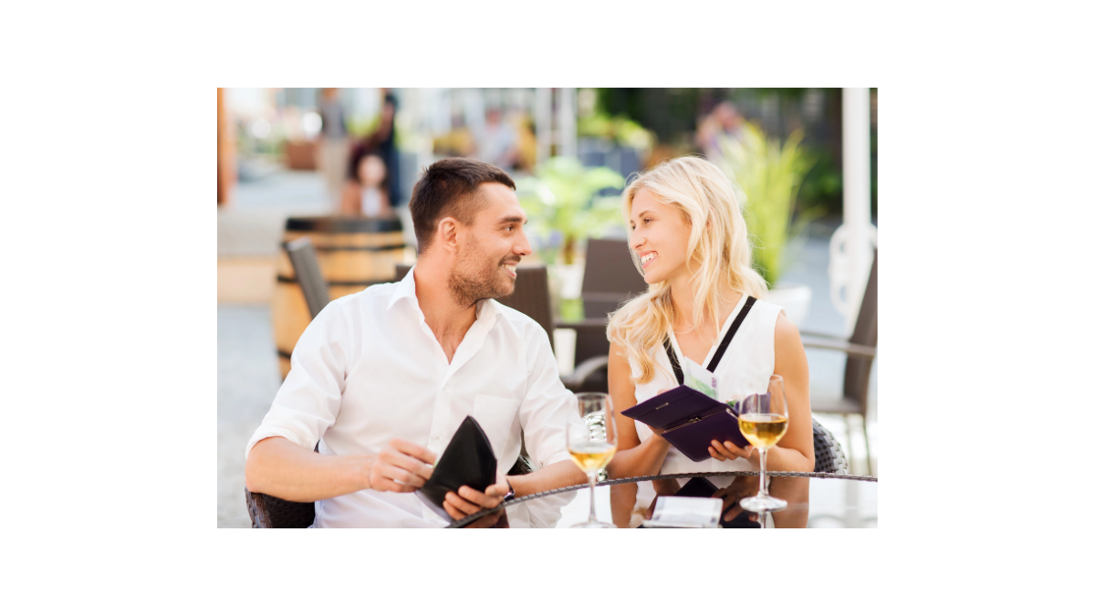 couple paying for dinner