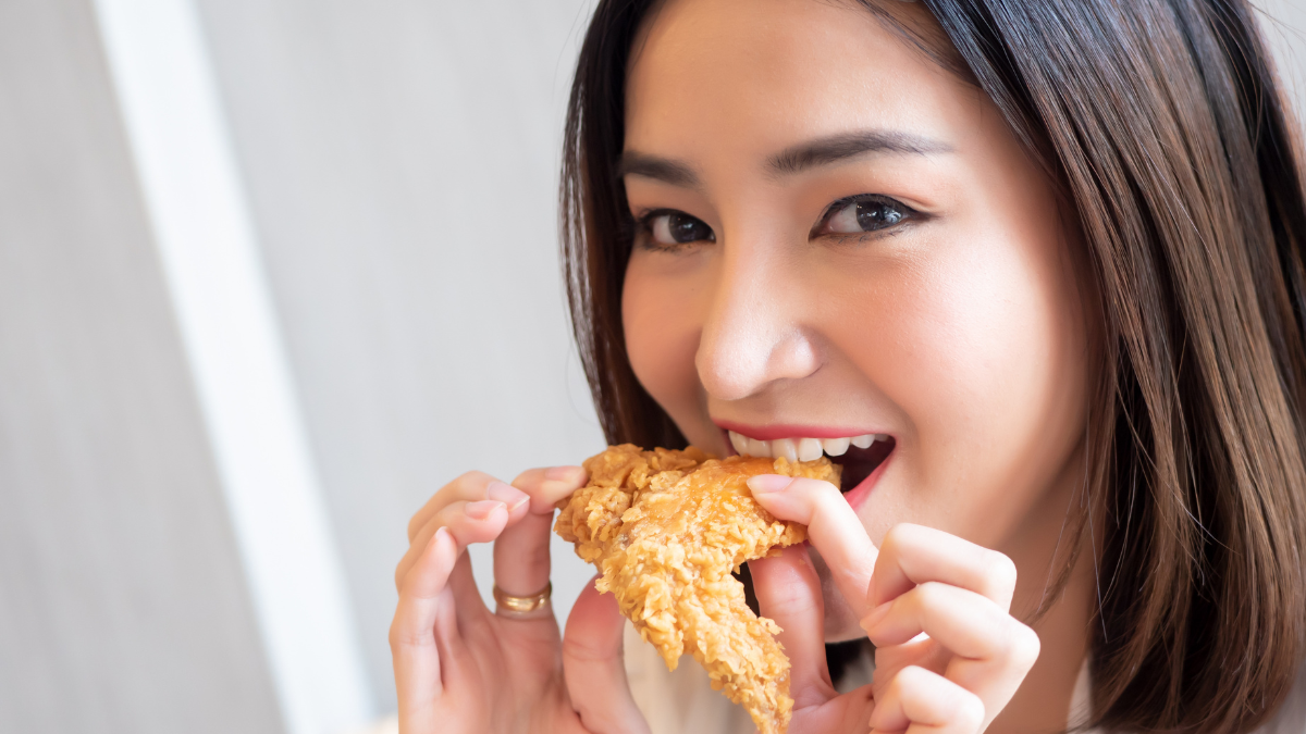 woman eating fast food