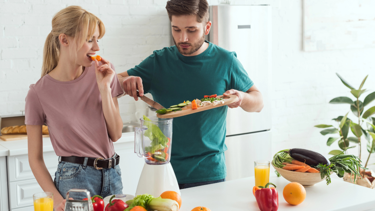 couple making smoothies