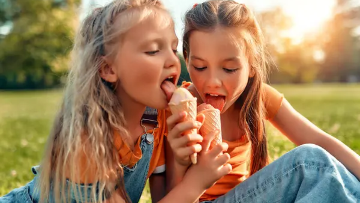 kids eating ice cream