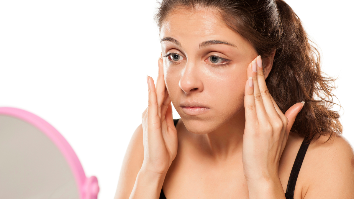girl putting on make up