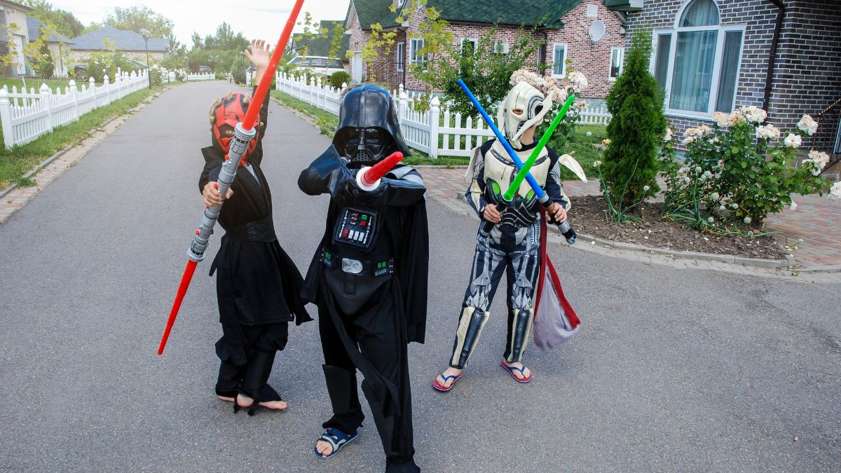 kids in star wars costumes