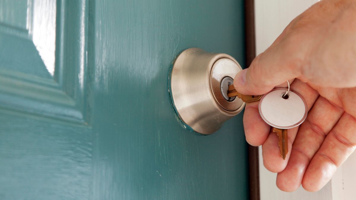 lock door