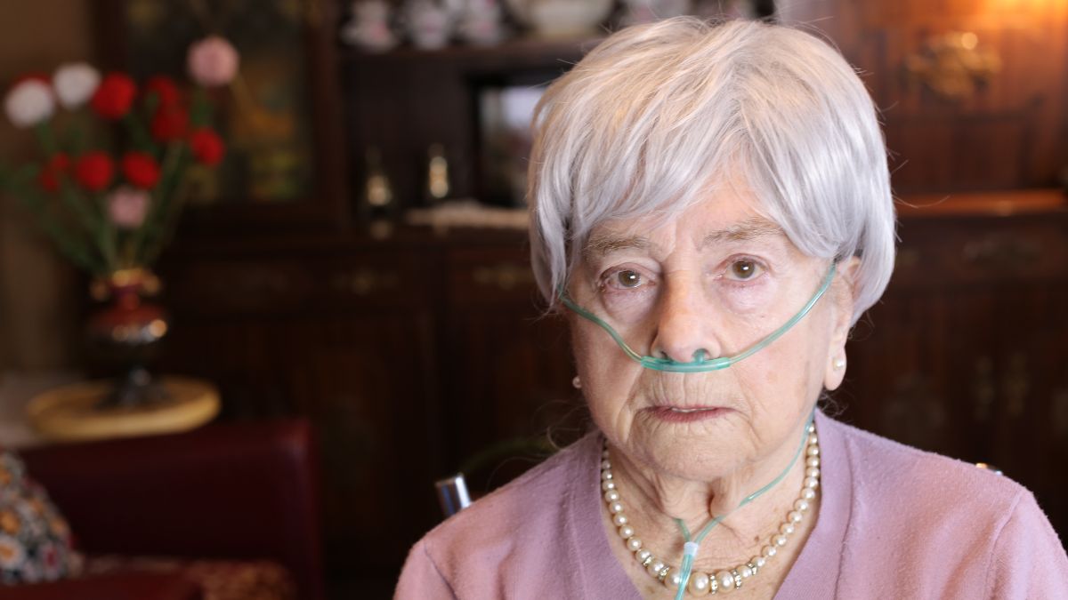 older woman on oxygen