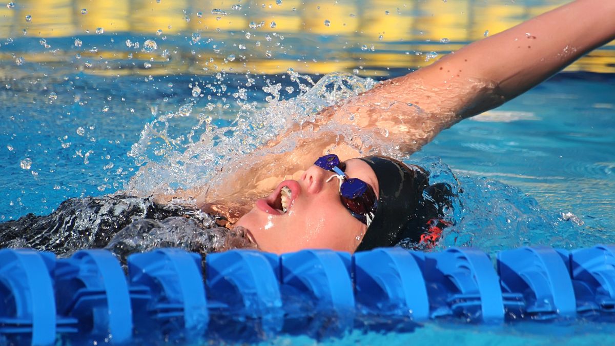 woman doing backstroke