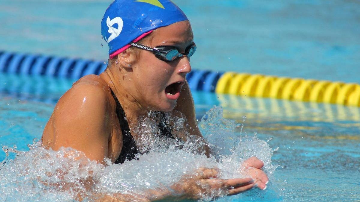 woman swimming breast stroke