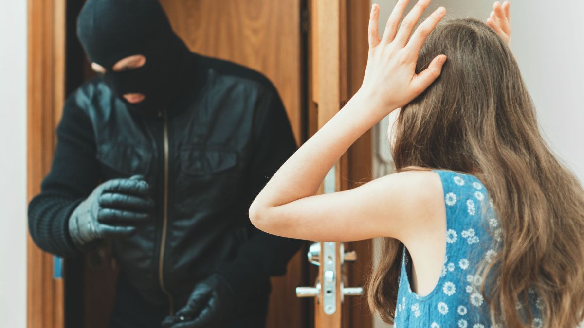 woman with bad stranger at door