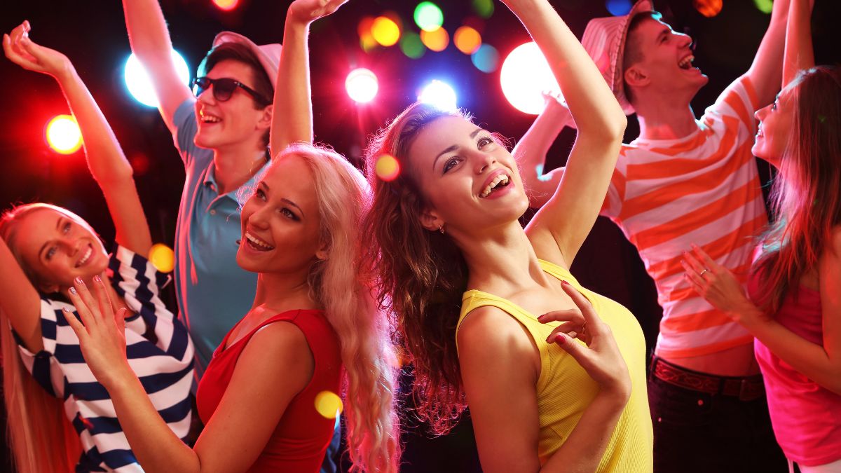 teens dancing