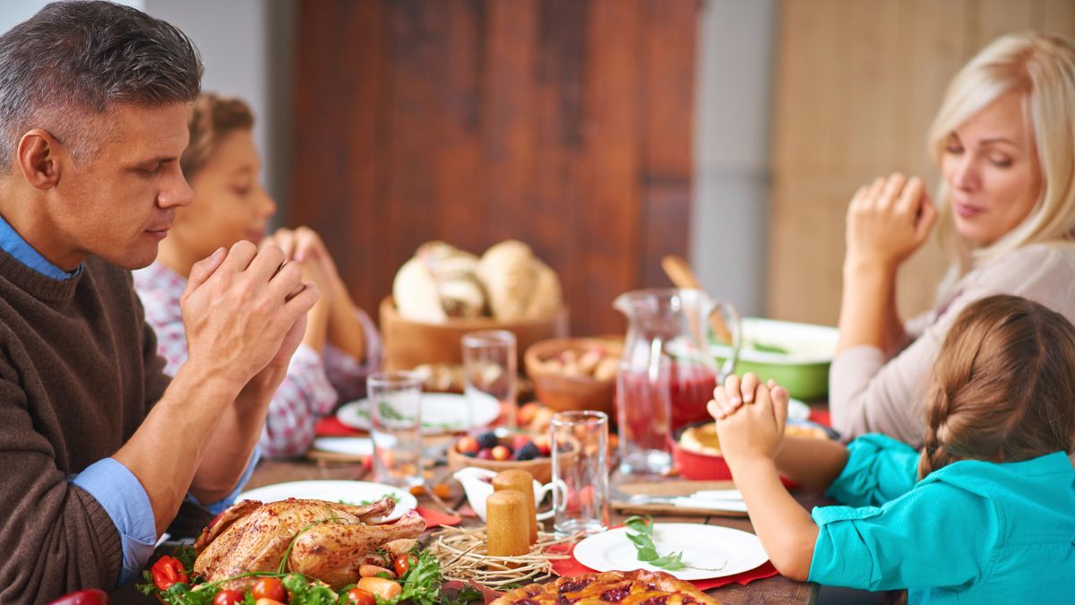 thanksgiving dinner family at table