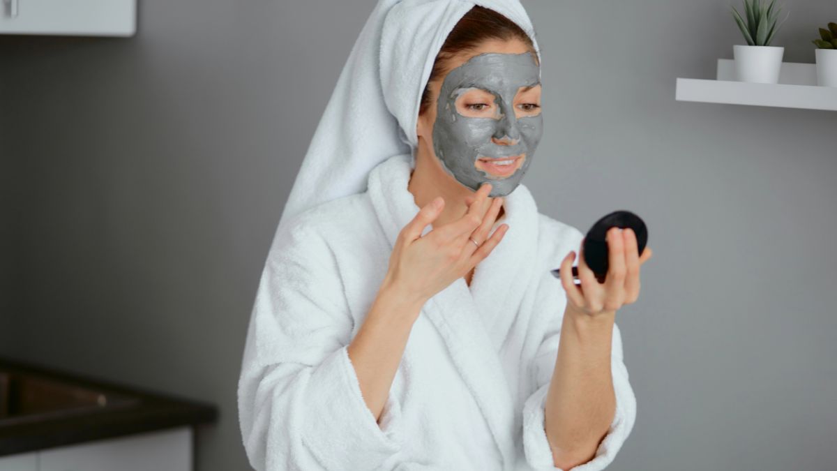 woman wearing face mask