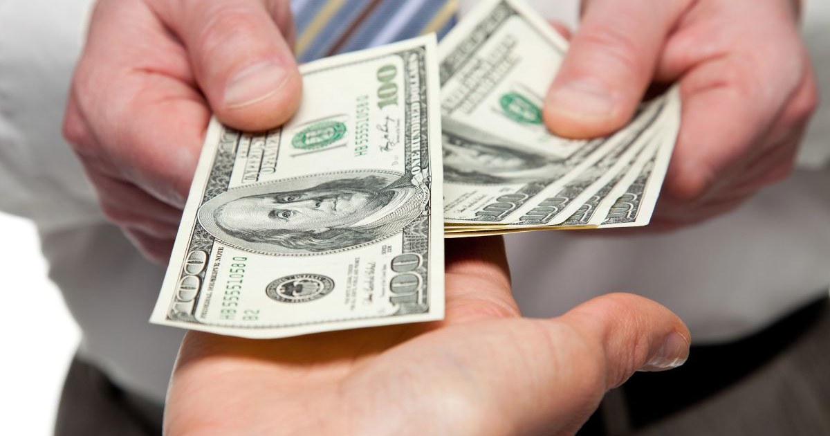15 Things You Should Always Pay for in Cash – No Cards Needed