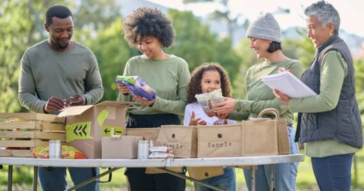 17 Thoughtful Ways to Give Back as a Family This New Year