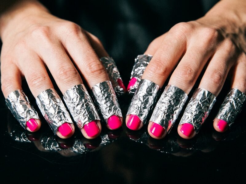 Remove fake nails at home with just acetone and warm water