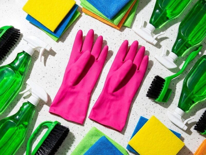 I cleaned my entire bathroom with only Dollar Tree products for a week