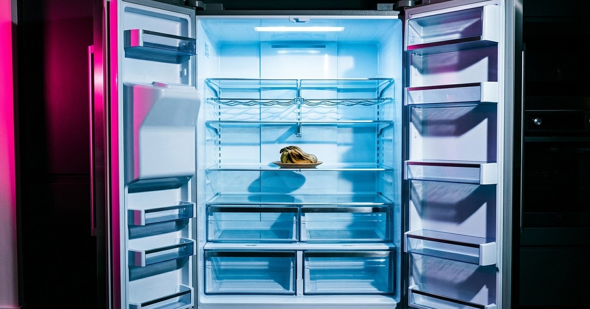 Why your fridge still smells after cleaning (baking soda is a lie)