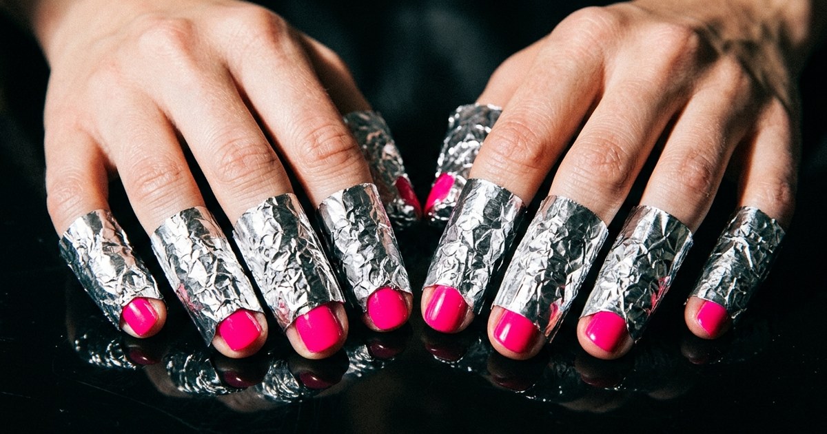 Remove fake nails at home with just acetone and warm water